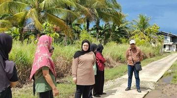 Dayang Noorazah (tengah) melakukan tinjauan terhadap jalan di Kampung Tanjung Engkabang, semalam.