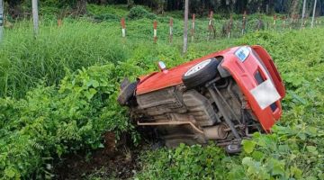 TERBABAS: Kereta mangsa rosak di bahagian hadapan dan tepi selepas terbabas ke bahu jalan.