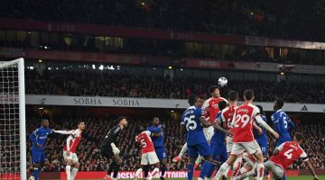 Sebahagian daripada babak-babak aksi perlawanan Liga Perdana Inggeris di antara Arsenal dan Chelsea di Stadium Emirates di London. — Gambar AFP
