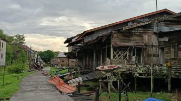 Kediaman penduduk di Kampung Pandan, Pasar Pandan, sekolah dan rumah sarang burung terjejas apabila bumbung rumah tersebut diterbangkan angin kencang petang Rabu.