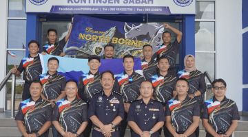 KENANGAN: Jauteh merakamkan gambar kenangan bersama Pasukan Menembak Sabah.