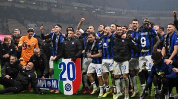 Pemain pasukan Inter Milan meraikan kejayaan memenangi kejuaraan Serie A Itali buat kali ke-20 selepas tamat perlawanan menentang AC Milan di Stadium San Siro pada 22 April lalu. — Gambar AFP