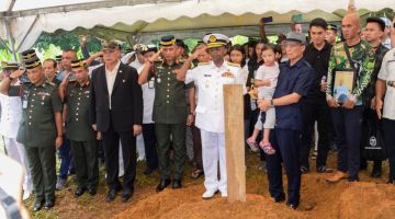 Penghormatan terakhir daripada para pegawai Angkatan Tentera Malaysia (ATM) yang hadir memberi penghormatan terakhir kepada mendiang Joanna di di Tanah Perkuburan Kristian, Kampung Engkeroh. - Gambar Roystein Emmor
