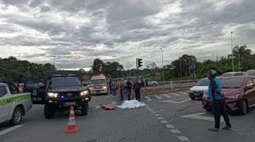 Keadaan di lokasi kemalangan jalan raya membabitkan sebuah motosikal dan kereta di persimpangan lampu isyarat Kilometer 16 Jalan Datuk Mohd Musa pada Rabu.