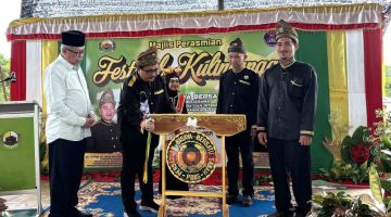 RASMIKAN: Matbali memalu gong sebagai simbolik perasmian Festival Kulintangan PBBS Zon Suasa, Bangkalalak dan Kabajang yang diadakan di Dewan Terbuka Keramis, Kg Suasa.