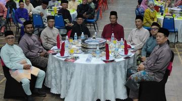 Dr Abdul Rahman (duduk lima kiri) dan tetamu kehormat lain pada Majlis Ramah-Tamah Aidilfitri PKL semalam.