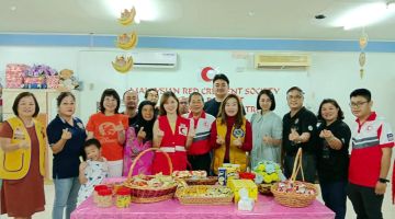 Chua (enam kanan) dan Normah (lima kiri) ketika bersama tetamu yang hadir pada Majlis Ramah Tamah Aidilfitri PBSMM Cabang Sibu.