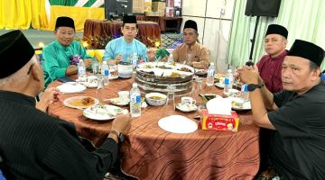 Abun (tiga kanan), Awang (dua kiri) bersama tetamu jemputan lain semasa menghadiri Majlis Ramah Tamah Aidilfitri JKKK Kampung Melayu Belaga, baru-baru ini.