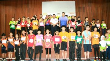 Para pemenang merakamkan kenangan bersama Ahli (barisan kedua, tengah) selepas berakhirnya Kejohanan Merentas Desa Pendidikan Khas Daerah Sibu 2024.
