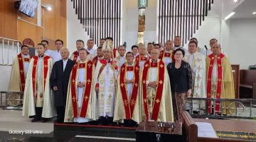 Doris (kanan), Danald (empat kanan) dan Tony (tiga kanan) semasa upacara di Gereja Saint Luke Sri Aman, baru-baru ini.