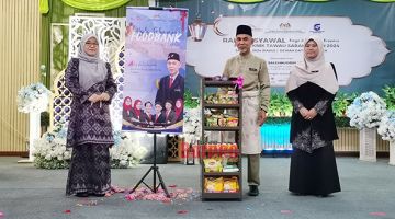 RASMI: Md Nor (tengah) ketika merasmikan ‘Food Bank’ PTS dalam majlis berkenaan.