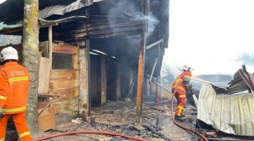 Keadaan kebakaran yang memusnahkan rumah pekerja di sebuah kilang papan di Tatau, petang Jumaat.