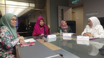 Fatimah (dua kiri) bercakap pada sidang media di OSEIC Kuching di Metrocity, hari ini. Turut kelihatan (dari kanan) Salina, Rosey dan Colliner. 