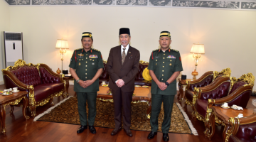 Tun Wan Junaidi (tengah) merakamkan kenangan ketika menerima kunjungan hormat daripada Mohd Sofi (kiri) yang ditemani Kolonel Mohd Rizman Ramli (kanan).