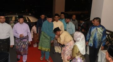 Tun Wan Junaidi disambut tiba oleh hadirin untuk mengikuti Forum Perdana Ehwal Islam di Masjid Jamek Negeri Sarawak, Petra Jaya malam Khamis. - Gambar Penerangan