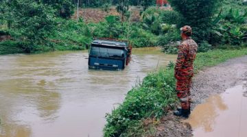 Keadaan lori balak terbabit yang terkandas di tengah-tengah Sungai Ulu Entaih, Pakan akibat banjir kilat pada Jumaat.