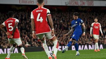 Fernandez (dua kanan) merembat bola pada perlawanan Liga Perdana Inggeris di antara  Arsenal dan Chelsea di Stadium Emirates di London, baru-baru ini. — Gambar AFP