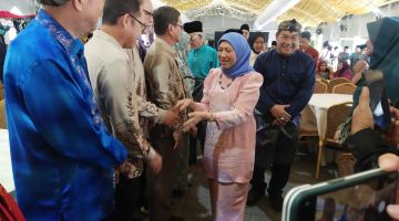 Nancy bersalaman dengan KMKK Daerah Kuching setibanya pada Majlis Ramah Tamah Aidilfitri, hari ini. Turut kelihatan, Sofhi (kanan). 