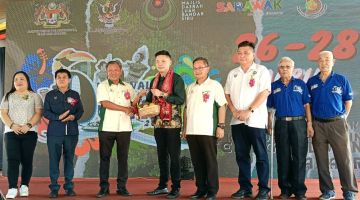 Ting (lima kanan) menerima cenderamata daripada Teo sambil disaksikan oleh Sempurai (empat kanan), Ng (tiga kanan) serta yang lain pada perasmian Karnival Kebudayaan Durin 2024 di Sibu, hari ini.