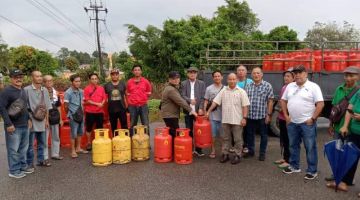 Sekitar Program Penukaran Tong Gas Kuning kepada Merah (PETROS) yang diadakan di pekarangan Rumah Dayak Saratok pada Jumaat.
