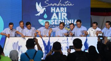Fadillah (empat kiri), Abang Johari (lima kiri) bersama yang lain melakukan simbolik perasmian Hari Air Sedunia Peringkat Kebangsaan di Tebingan Kuching. - Gambar Penerangan