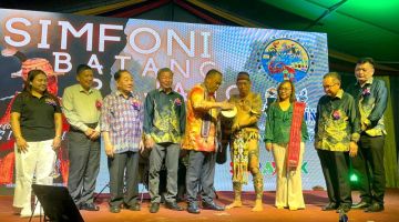 Henry (lima kiri) melakukan perasmian Simfoni Batang Rajang yang dianjurkan bersama Karnival Kebudayaan Durin 2024 di Sibu malam tadi.