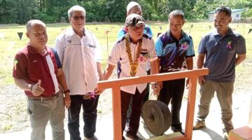 Friday melakukan upacara memukul gong sebagai tanda perasmian ‘Program Pengerami Sekula Jalai Awik’ di SK Nanga Atoi.