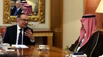 Anwar mengadakan mesyuarat dua hala dengan Mohammad di luar Mesyuarat Khas WEF hari ini. - Gambar BERNAMA