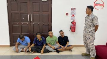 Tekong berserta tiga awak-awak semasa berada di lobi Kompleks Mahkamah Kuching, hari ini selesai dijatuhkan hukum. 