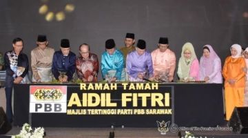 Abang Johari (lima kiri) mengetuai yang lain memotong lemang sebagai simbolik perasmian Majlis Ramah-Tamah Aidilfitri anjuran PBB. - Gambar Pejabat Premier Sarawak