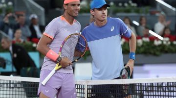 Nadal (kiri) bergambar dengan Minaur selepas tamat perlawanan di antara mereka berdua di Kejohanan Terbuka Madrid di Caja Magica. — Gambar AFP