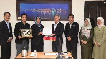 ANUGERAH: Sabin (tengah) menerima penyerahan Sijil Anugerah Asean Clean Tourist City Standards daripada Pengarah Jabatan Pelancongan dan Perhubungan Antarabangsa Fauziahton Ag. Samad dan disaksikan oleh beberapa kakitangan pengurusan tinggi dan pegawai kanan DBKK.