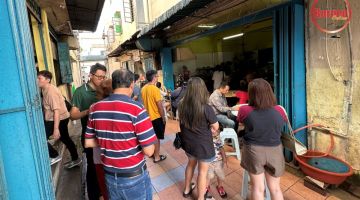Orang ramai menunggu di hadapan kedai Chop Hing Huong yang terkenal dengan masakan Foochow 'ding bian hu' pagi Selasa.