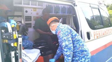 Mangsa diberi rawatan awal oleh anggota APM Sibu dalam ambulans hari ini.