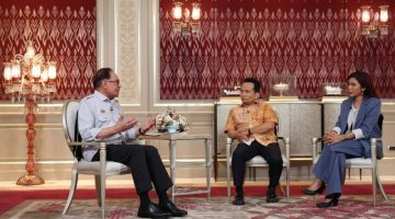  Anwar menjawab soalan dalam 'Program Soal Jawab Perdana Menteri' di Seri Perdana hari ini.-Gambar BERNAMA