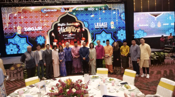 Multimedia Entertainment Sdn Bhd mempamerkan treler filem baharu mereka semasa Sambutan Multimedia Aidilfitri yang diadakan di Hotel Sheraton Petaling Jaya.