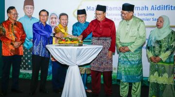 Abang Johari (empat kanan) bersama Dr Sim (tiga kiri), Julaihi (dua kanan), Sharbini (tiga kanan), Dr Rundi (dua kiri) serta yang lain memotong kek Ramah-Tamah Aidilfitri Sarawak Energy. -Gambar Mohd Faisal Ahmad 