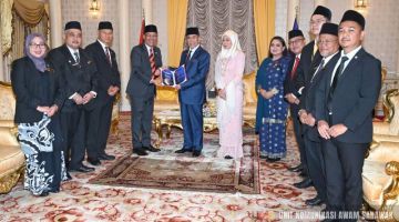 Tun Wan Junaidi menerima undangan rasmi daripada Abdullah (empat kiri) ke Majlis Makan Malam HAWANA pada 26 Mei ini. -Gambar UKAS