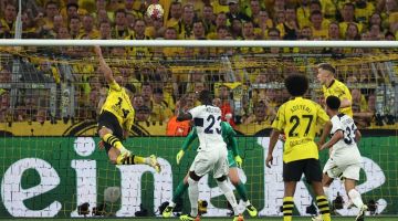 Sebahagian daripada babak-babak aksi perlawanan separuh akhir pertama Liga Juara-Juara di antara Borussia Dortmund dan PSG di Dortmund. — Gambar AFP