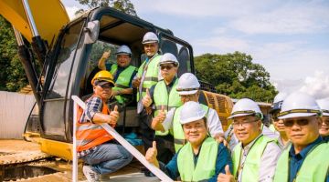 Nanta menyempurnakan upacara pecah tanah projek fasa 1 (Jalan Nanga Kabah/SK Beguang/Sungai Song) di Beguang, Song semalam. - Gambar Facebook