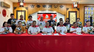 Tan (empat kiri) dan Chew (tiga kiri) menyertai jawatankuasa Sambutan 160 Tahun Persatuan Teochew Kuching bergambar bersama selepas sidang media hari ini.