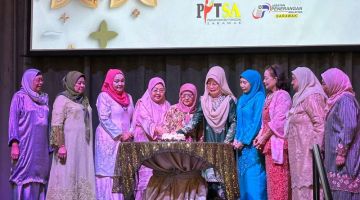 Fatimah (lima kanan) bersama Juma’ani (lima kiri) dan tetamu lain memotong kek bagi meraikan ulang tahun ke-25 PITSA sempena majlis ramah-tamah hari ini.