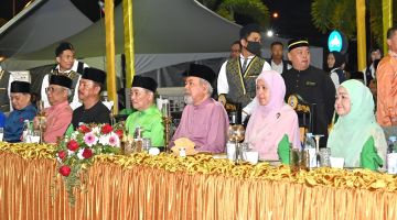 HADIR: Hajiji, Juliah bersama Juhar, Norlidah hadir pada Majlis Rumah Terbuka Aidilfitri Polis Diraja Malaysia (PDRM) Kontinjen Sabah.