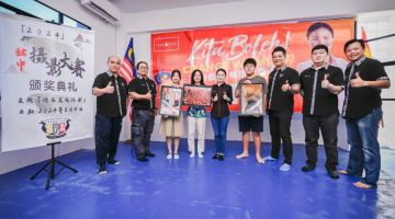 Lau (lima kiri), Ong (tiga kanan) dan ahli Persatuan Jurufoto Sibu bersama tiga pemenang utama Pertandingan Fotografi di Sibu hari ini.