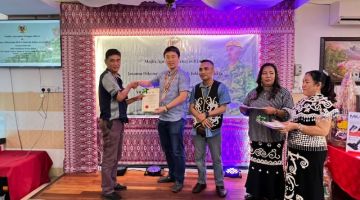 Larry menyampaikan sijil penghargaan kepada salah seorang anggota RELA pada Majlis Apresiasi Petugas RELA dan Jasamu Dikenang di Julau. 