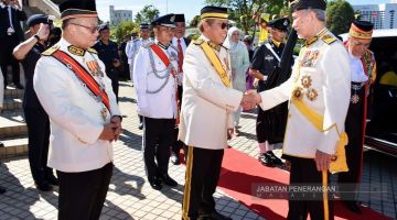 Tun Wan Junaidi (kanan) bersalaman dengan Premier Sarawak Datuk Patinggi Tan Sri Abang Johari Tun Openg. Turut kelihatan Setiausaha Kerajaan Sarawak Datuk Amar Mohamad Abu Bakar Marzuki (kiri). - Gambar Penerangan