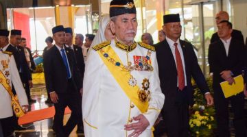 Tun Wan Junaidi maya ti datai ba Aum Keterubah Penggal Ketiga Kunsil Nengeri (DUN) Sarawak Ke-19 kemari. - Gambar Roystein Emmor