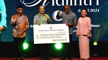 SERAH: Hajiji (dua kiri) menyampaikan sunbangan sebanyak RM100,000 untuk penganjuran Anugerah Kewartawanan Kinabalu 2024 kepada Muguntan pada majlis berkenaan.