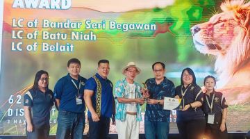 Presiden Kelab Lions Batu Niah Andy Jong (tiga kanan) menerima anugerah emas daripada Hiew pada majlis tersebut.