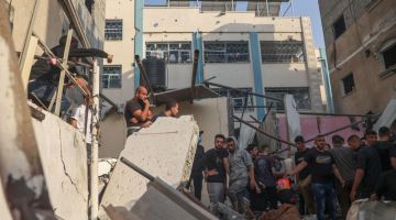 Penduduk Palestin mencari mayat atau mangsa yang tertimbus dalam runtuhan rumah yang musnah dibedil jet pejuang Israel di tengah Rafah, selatan Semenanjung Gaza kelmarin. - Gambar AFP